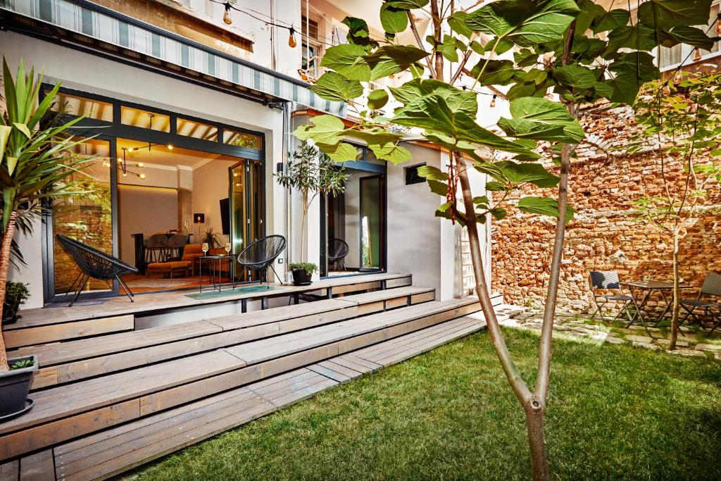 COURTHOUSE #4 EXCLUSIVE Top Center PRIVATE GARDEN — photo 1