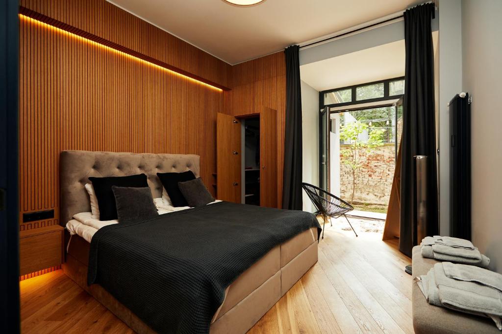 COURTHOUSE #4 EXCLUSIVE Top Center PRIVATE GARDEN photo 2