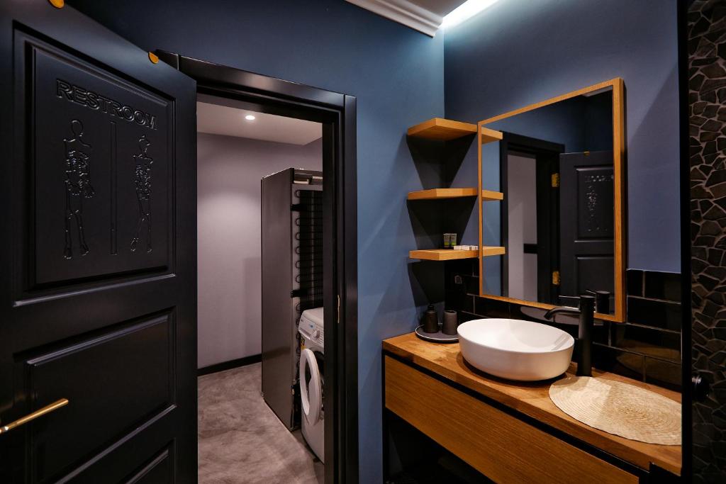 COURTHOUSE #4 EXCLUSIVE Top Center PRIVATE GARDEN photo 3