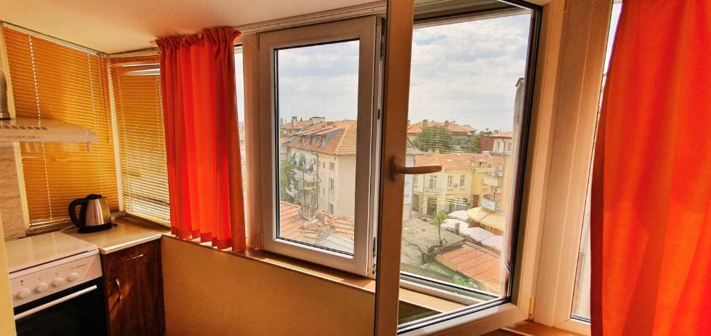 Top Floor Two Bedroom Apartment in Central Burgas photo 2
