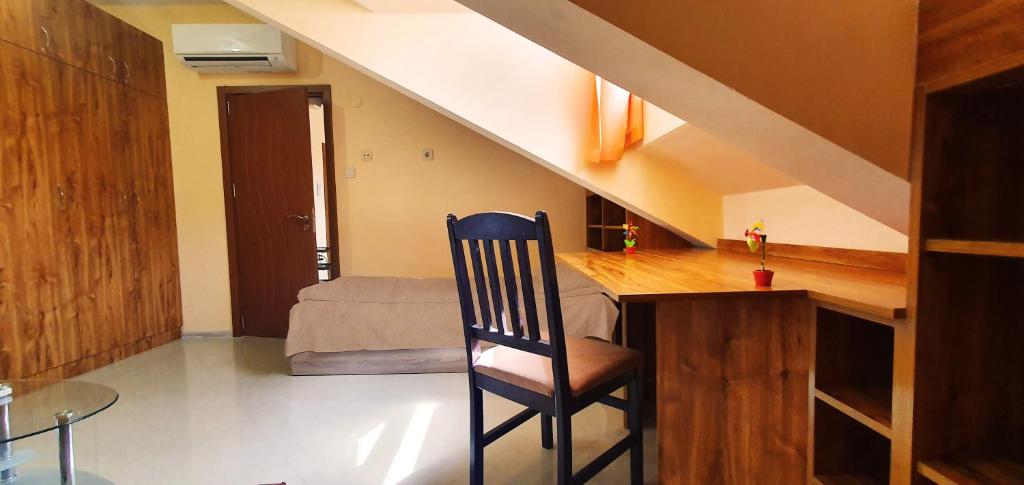 Top Floor Two Bedroom Apartment in Central Burgas photo 3