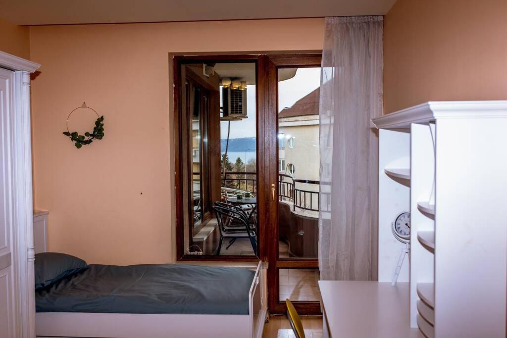 Sea view apartment next to Sea garden and beach photo 2