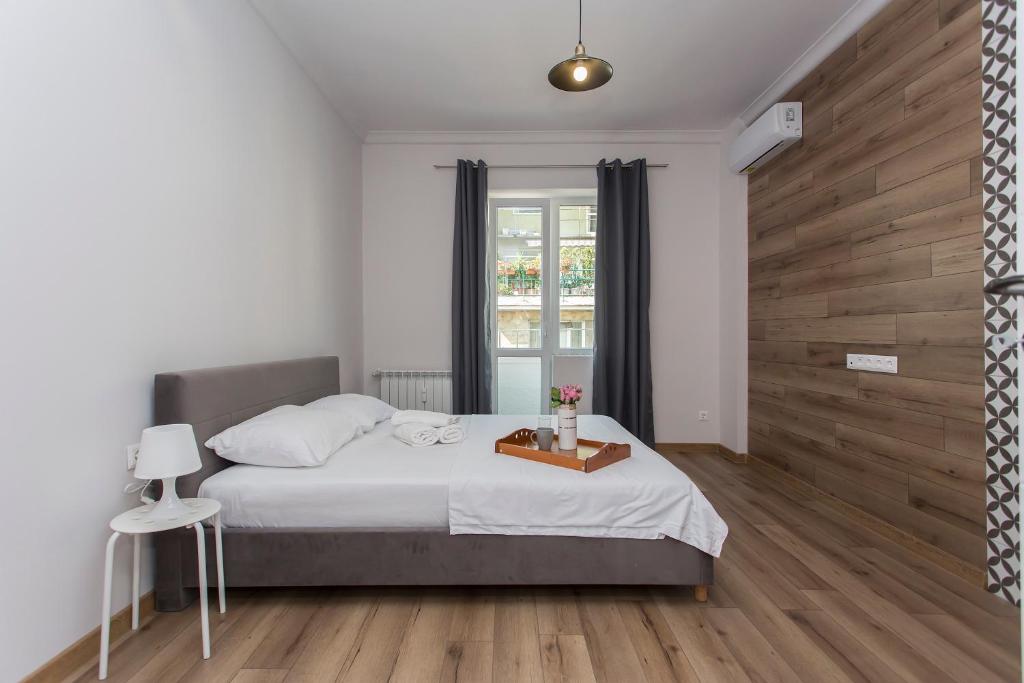 Sunny and Modern 1BDR Apartment in the Center photo 2