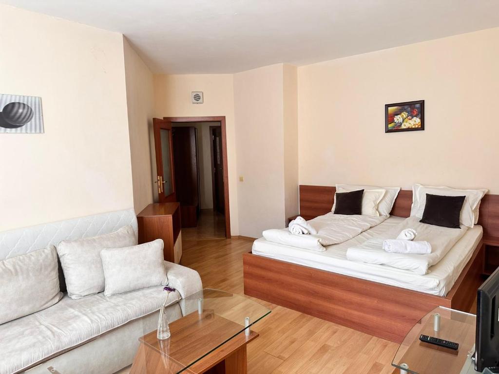 Spacious studio sleeps 4 in Flora main building 706A photo 2