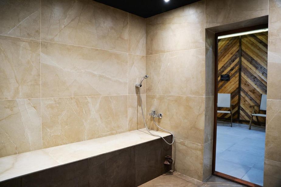 Spacious studio sleeps 4 in Flora main building 706A photo 3