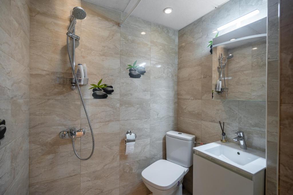 Spacious 2-Bedroom Apartment - Ideal for Families & Groups - City Center photo 3