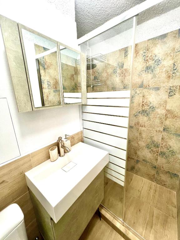 The Green Apartment 2BR - free parking photo 3