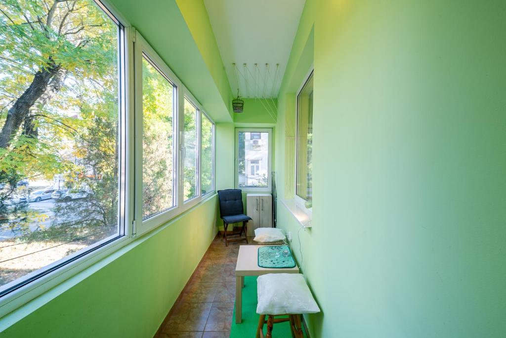 Sunny and Quiet 2bdr Central Apartment photo 2