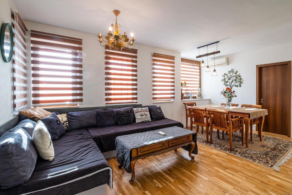 Roman Thermae 2bdrm Sunny Apartment — photo 1