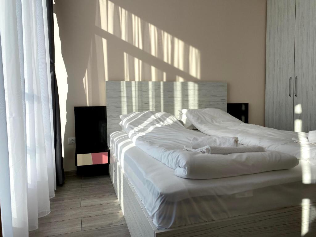 Mountain View Magenta White apartment photo 2