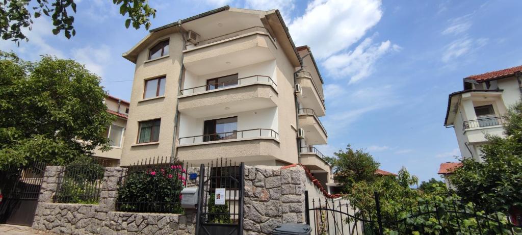 Yanevi Apartments photo 2