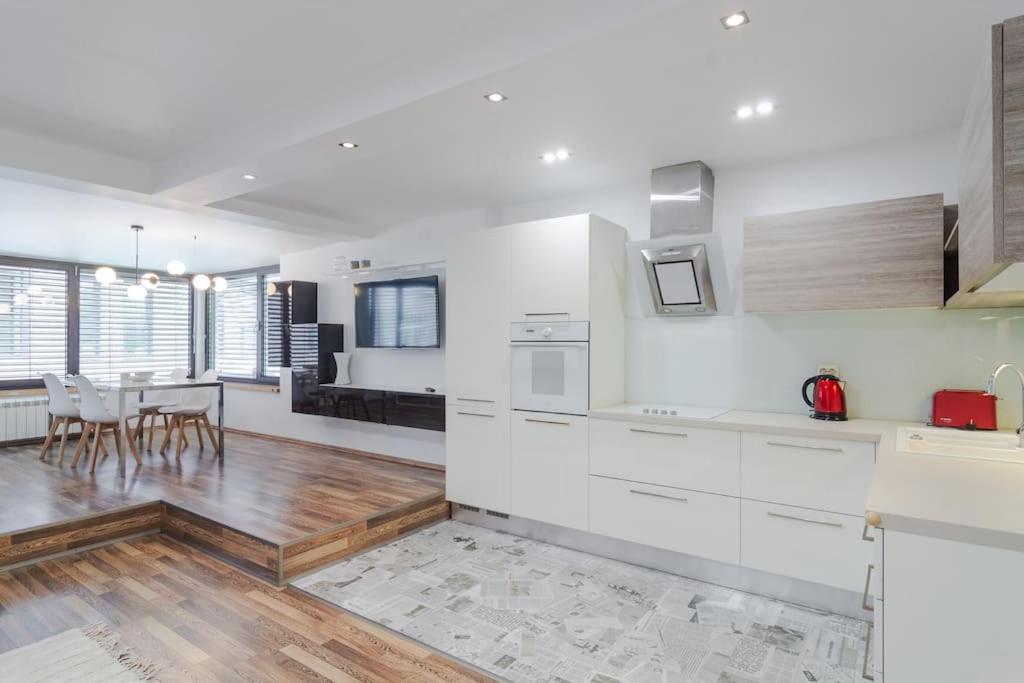 Spacious and modern apt — photo 1