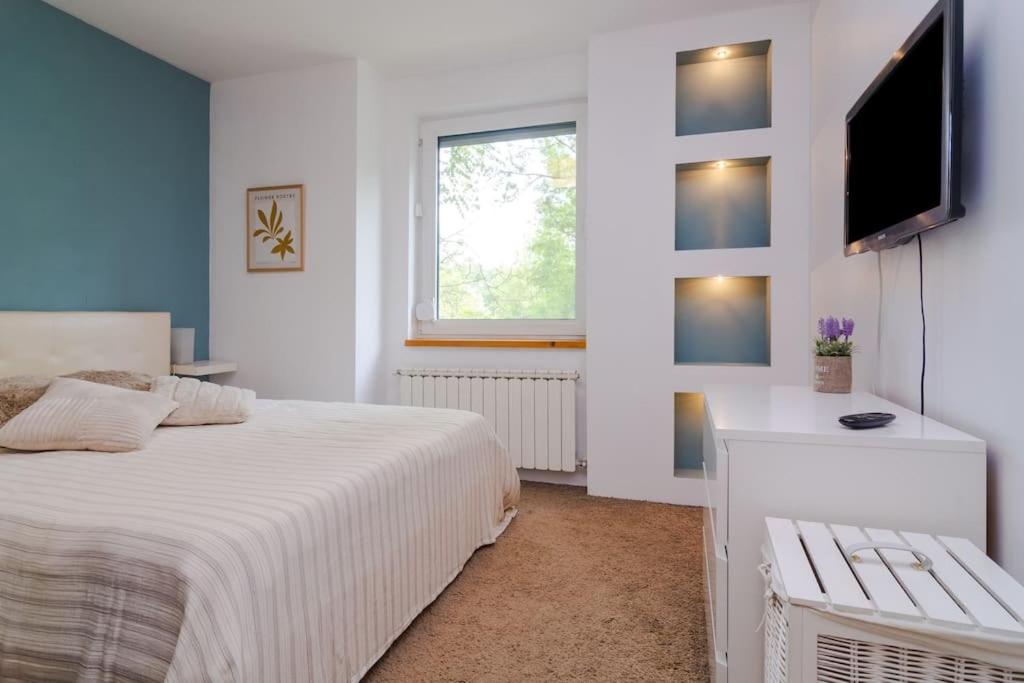 Spacious and modern apt photo 2