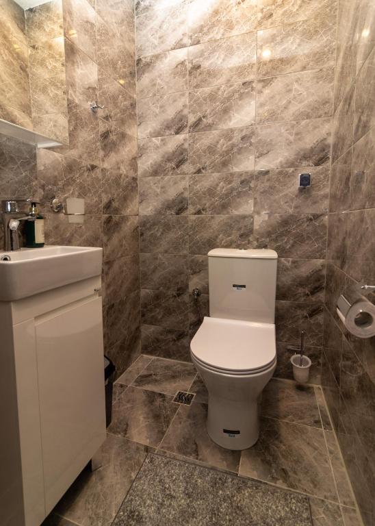 Stylish 2 BDR Apartment at an Excellent Location photo 3