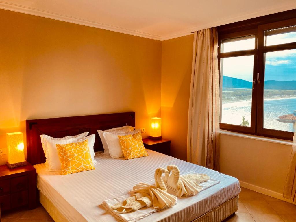 Santa Marina 2-bedroom apt. w/ Sea View + Terrace photo 2