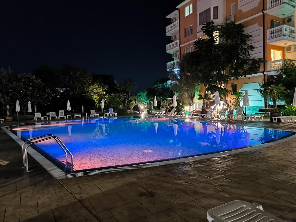 Sunny Beach Cozy Apartment With a Pool — photo 1