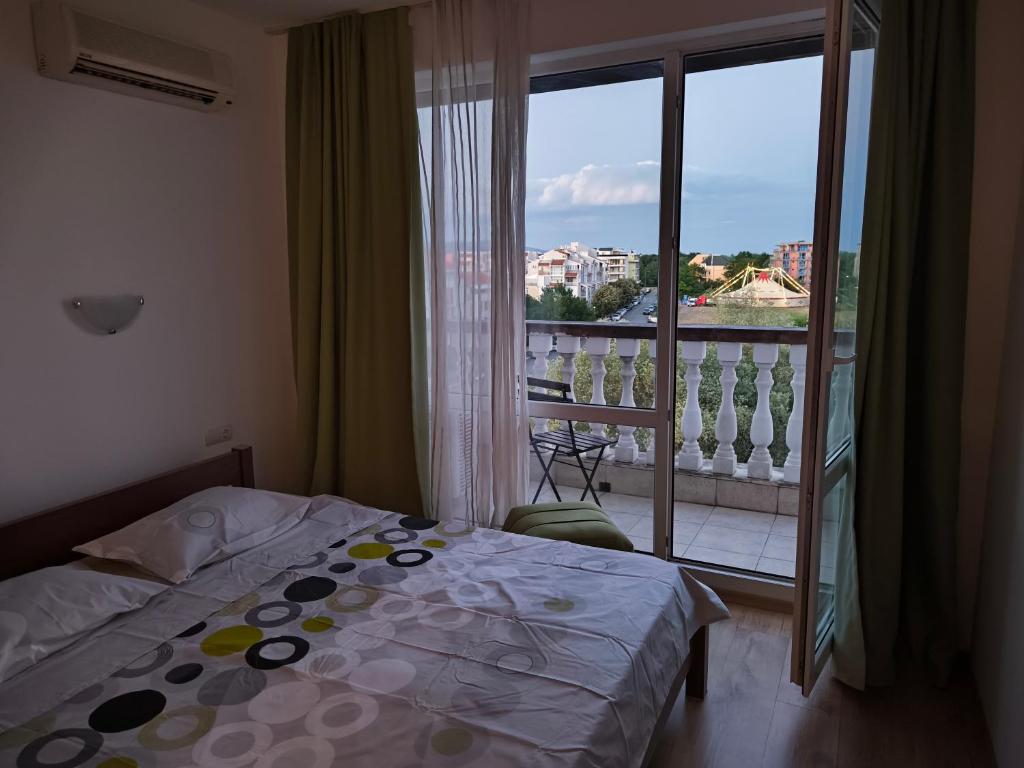 Sunny Beach Cozy Apartment With a Pool photo 2