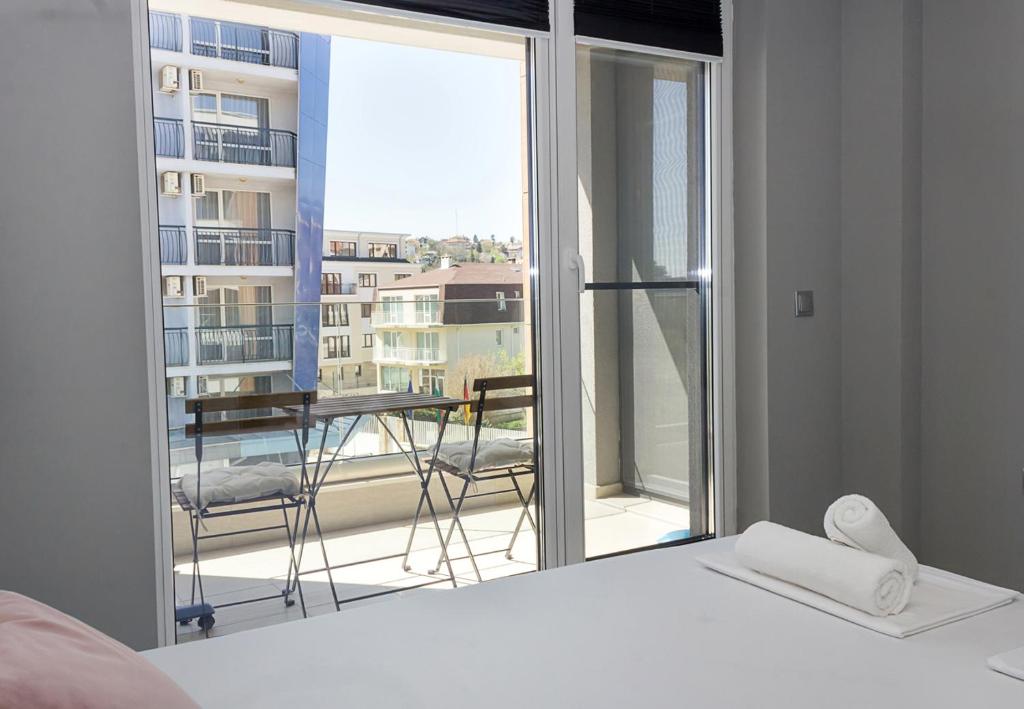 Sunny 1BD Flat in St Constantine & Helena Complex by Flat Mаnаger photo 2