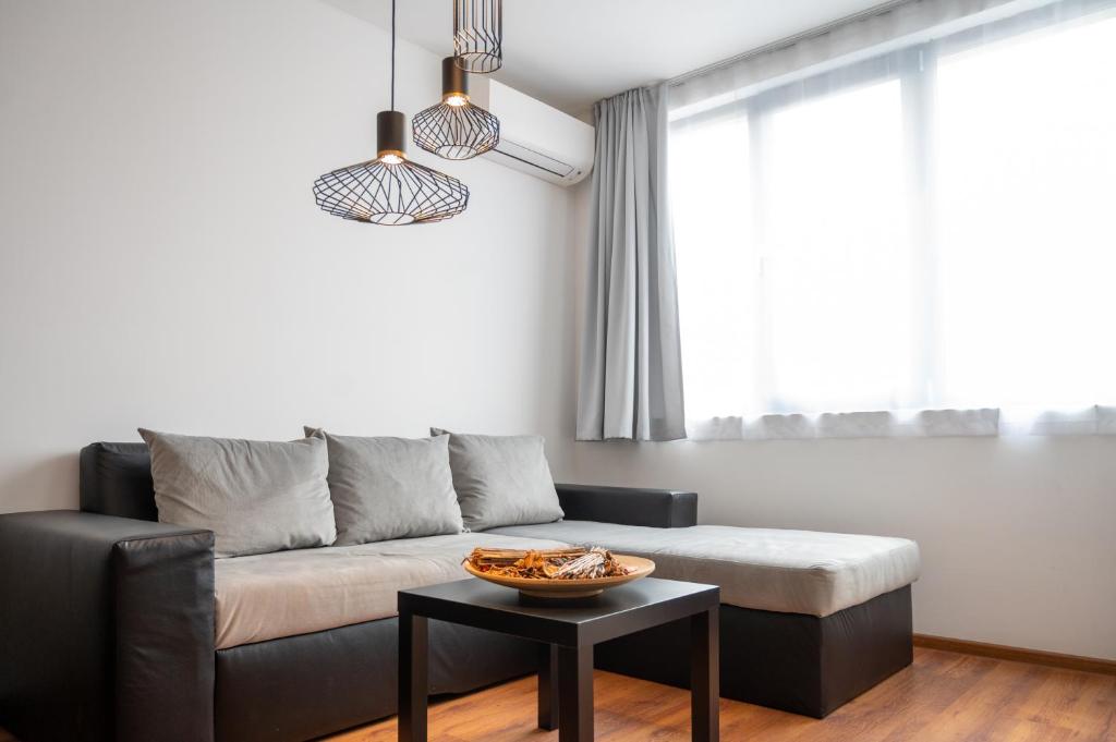 Sunny 1BDR Apartment near Center — photo 1