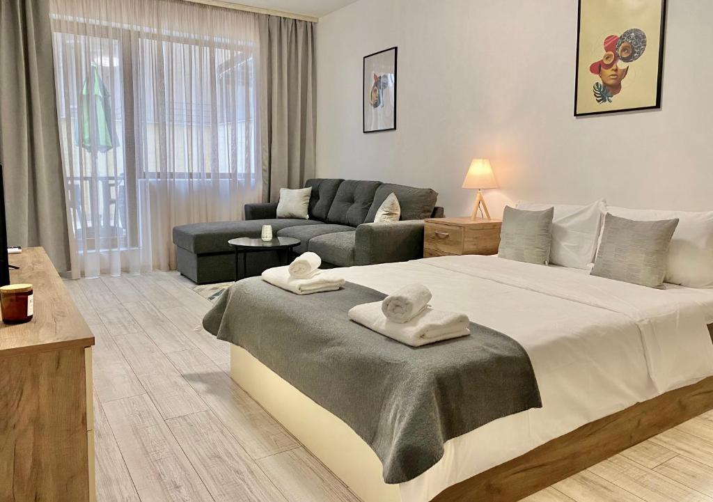 Spacious & Cozy 2 bed Apartment with Work Space & Fast Wi-fi — photo 1