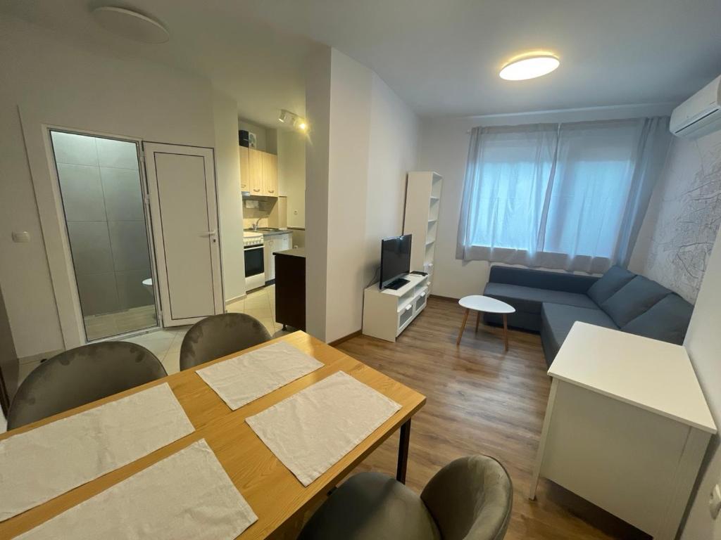 Top Center 2-BR Apartment with lovely Outdoor Area photo 2