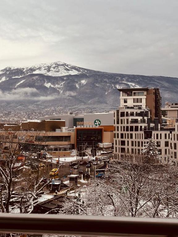 Spacious apartment with a Mountain view photo 3