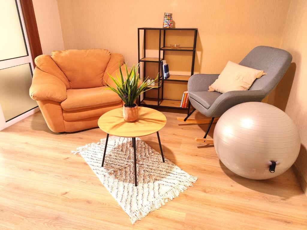 Orange Couch Apartment — photo 1
