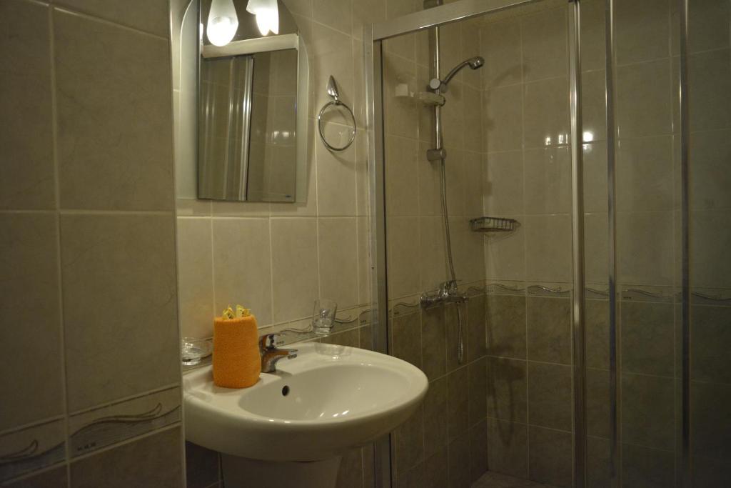 Julia Family Apartments photo 3