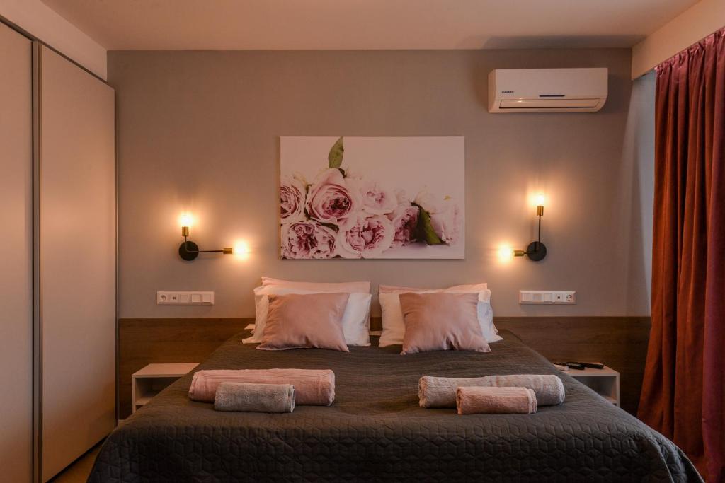 ROSÉ one bedroom designer apartment in city centre by Flat Mаnager photo 2