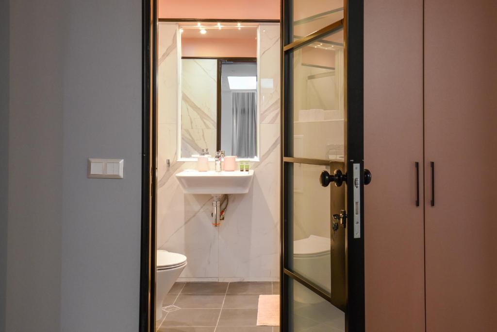 ROSÉ one bedroom designer apartment in city centre by Flat Mаnager photo 3