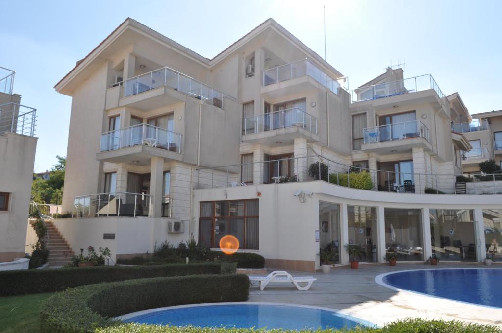 Beautiful family villa with sea view — photo 1