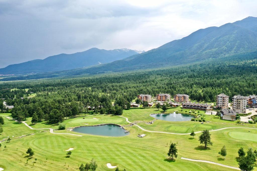 Spacious penthouse chalet apartment in Pirin Golf and Country Club — photo 1