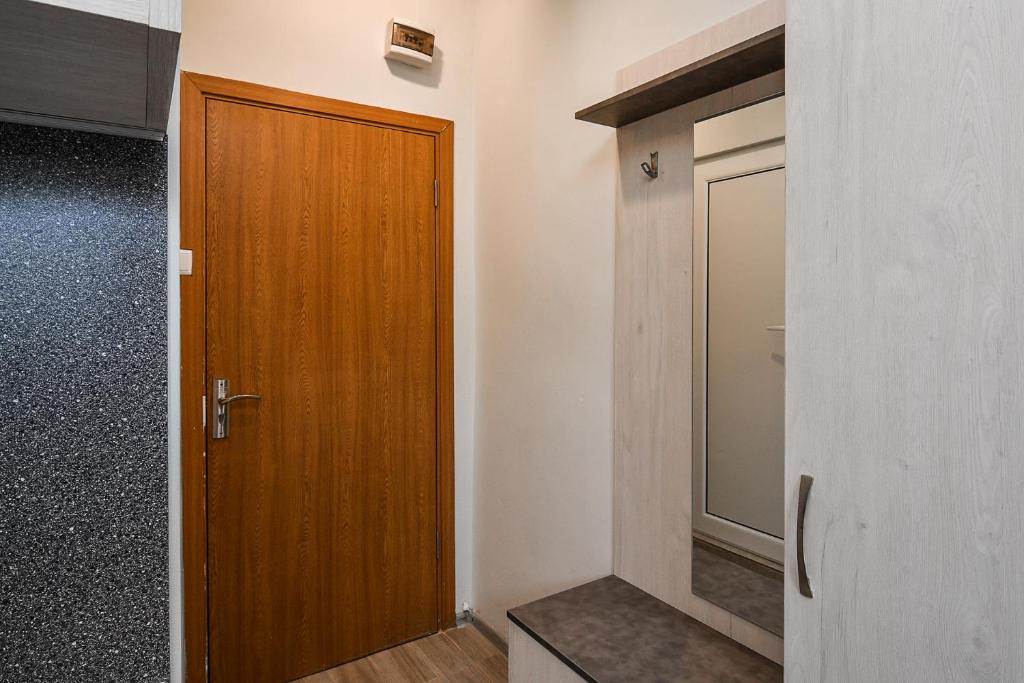 Budget studio in Varna center unde roof photo 2