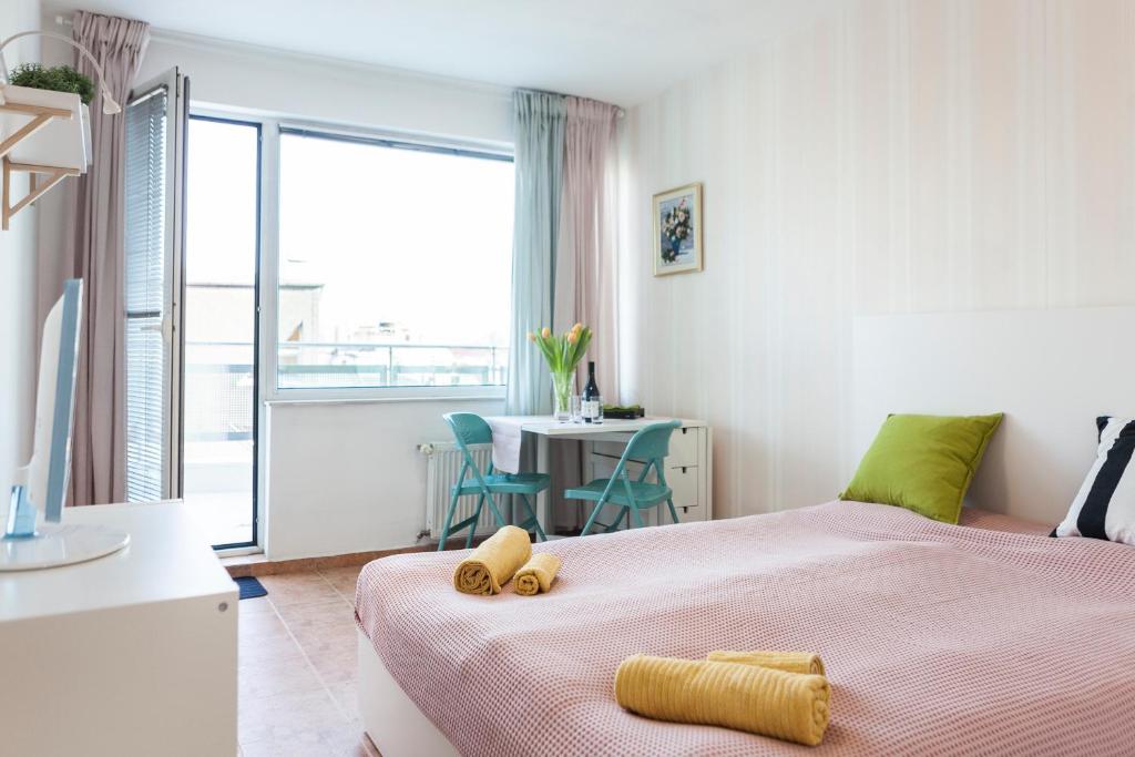 Tony's Sunny Rooftop Studio by Flat Mаnager photo 2