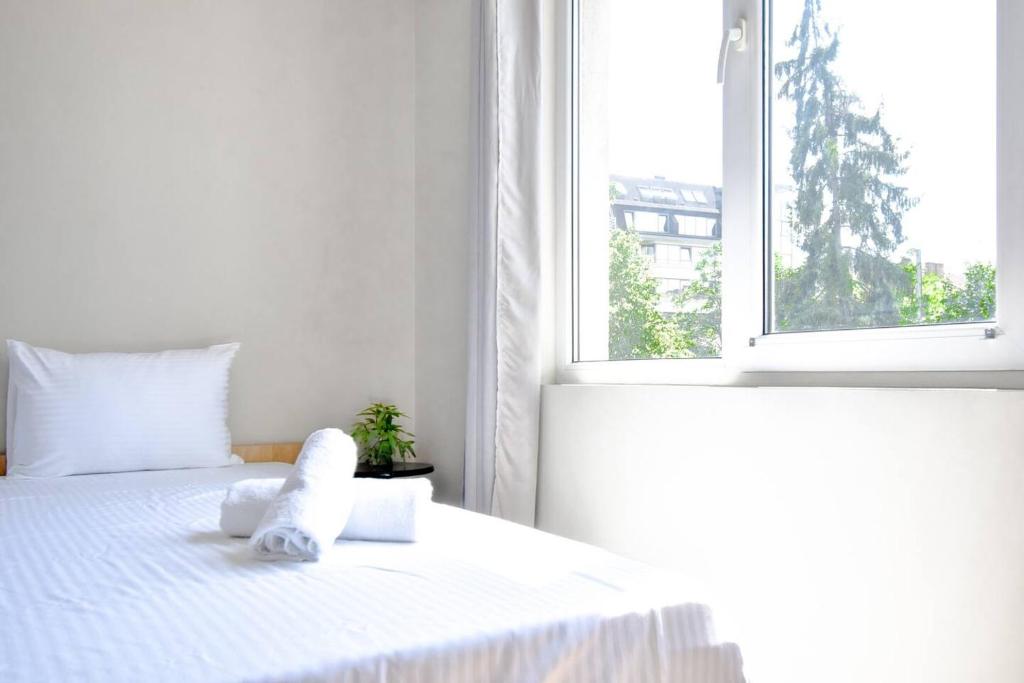 Park & Metro Nearby Washer Modern Bathroom photo 2