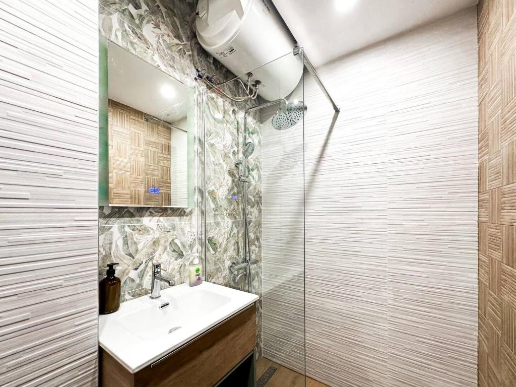 Park & Metro Nearby Washer Modern Bathroom photo 3