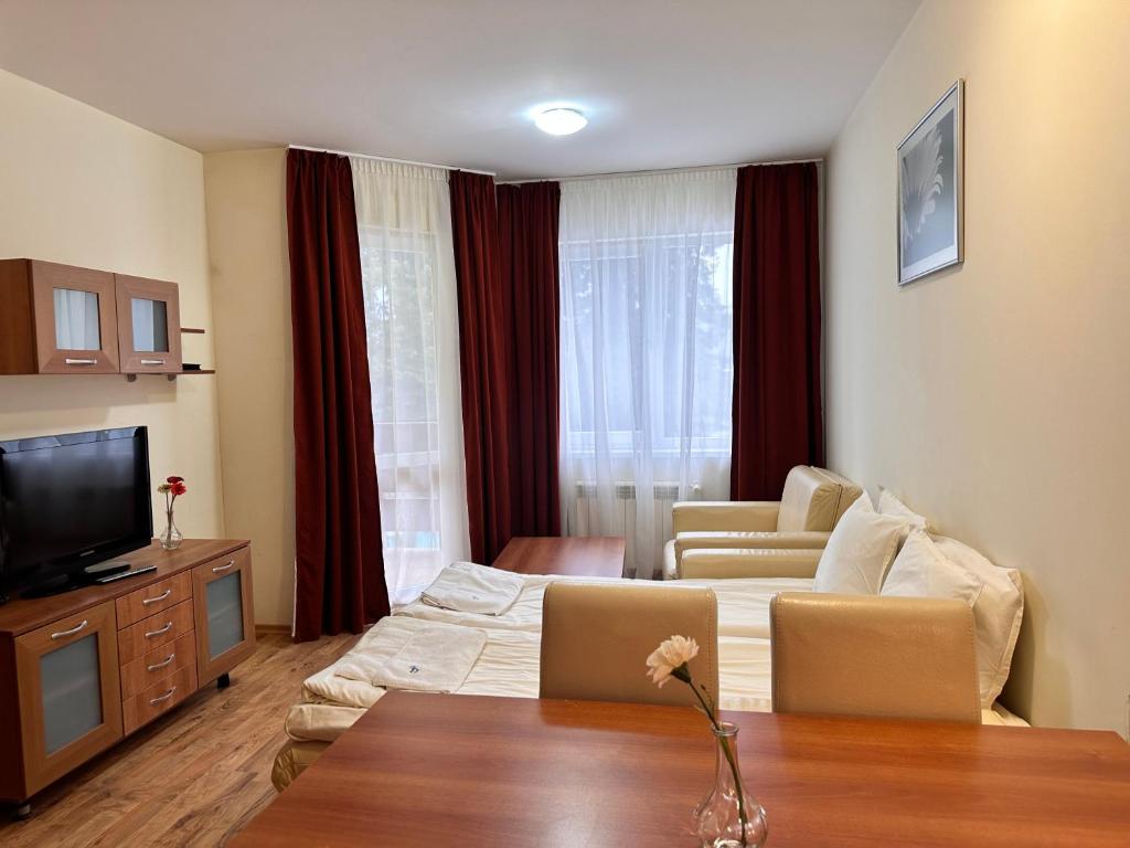 Prime location one bed apartment with hydro bath in Royal Plaza — photo 1