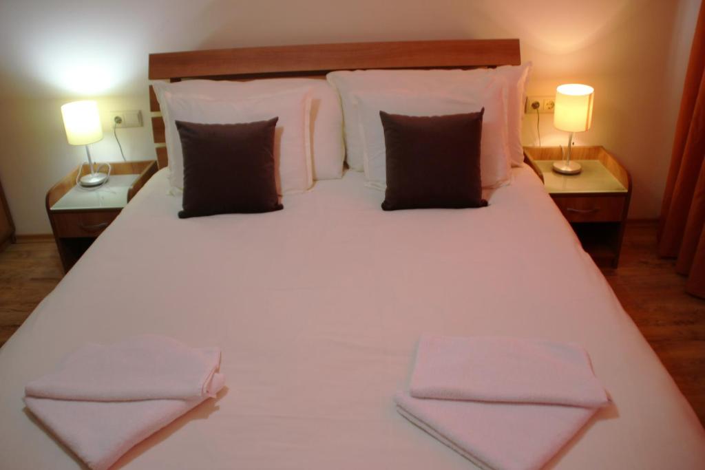Prime location one bed apartment with hydro bath in Royal Plaza photo 2