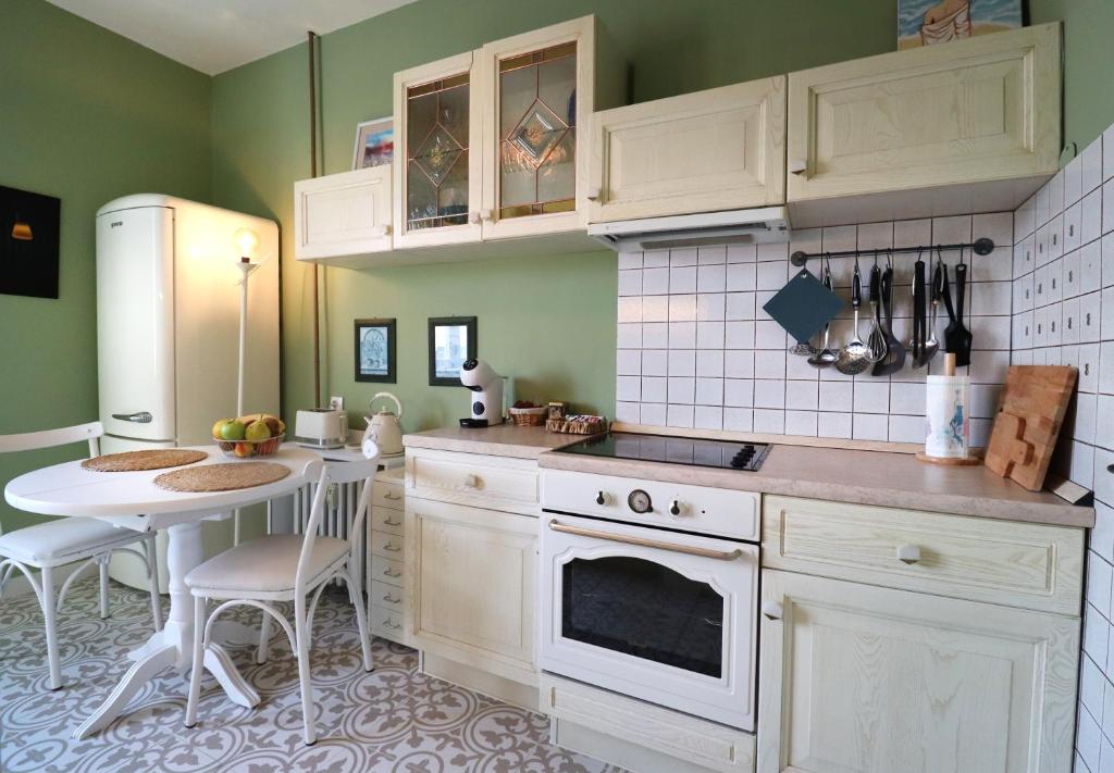 Spacious and Central Vintage - Modern Apartment — photo 1