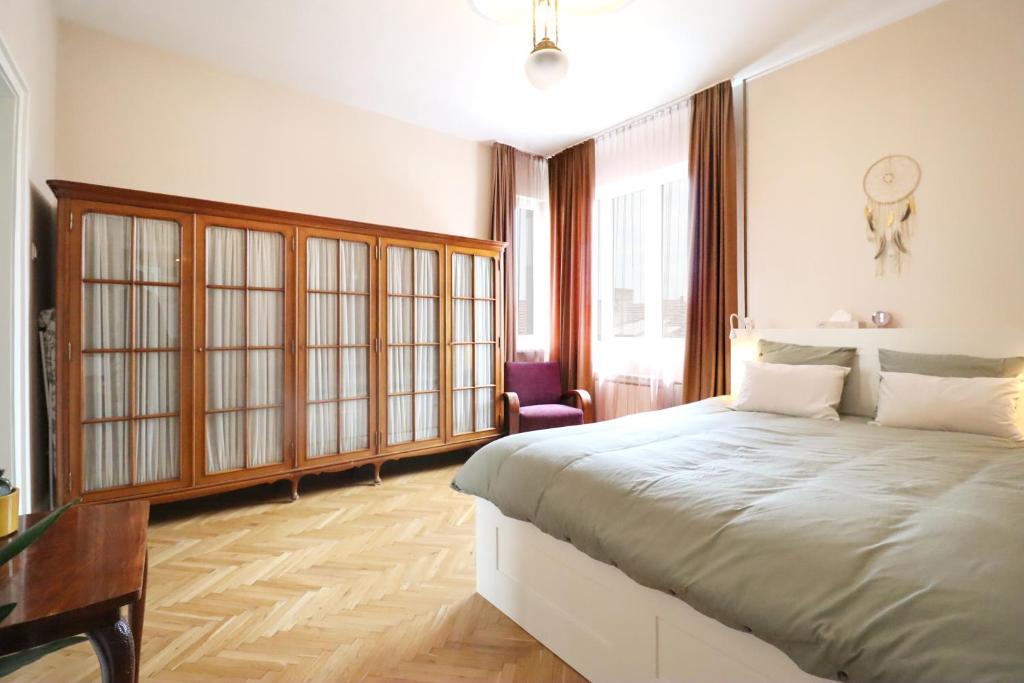 Spacious and Central Vintage - Modern Apartment photo 2