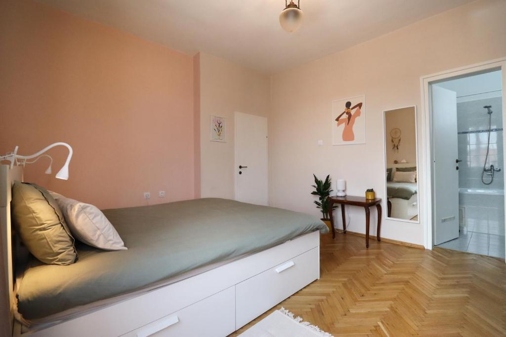 Spacious and Central Vintage - Modern Apartment photo 3