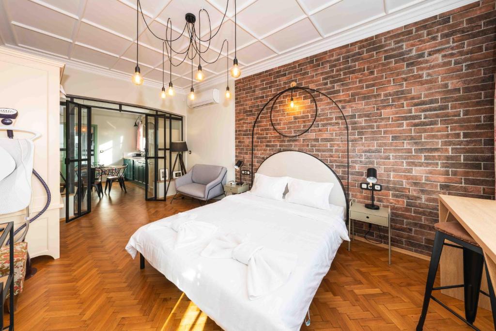 Heart of the City Center Lux Apartment with View — photo 1