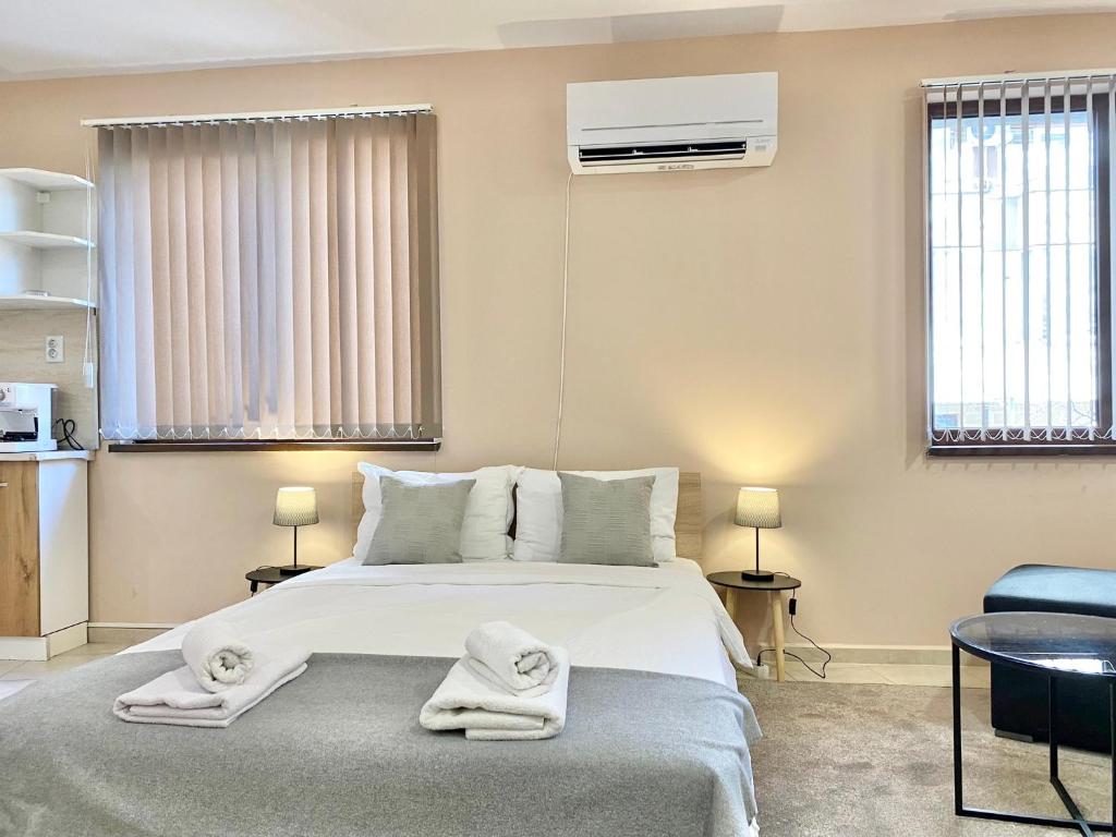 Studio for 4 Guests Next to Mall & Free Street Parking — photo 1
