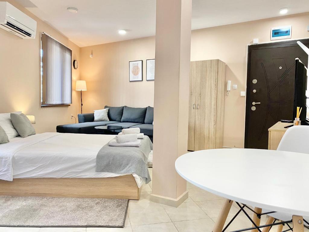 Studio for 4 Guests Next to Mall & Free Street Parking photo 2