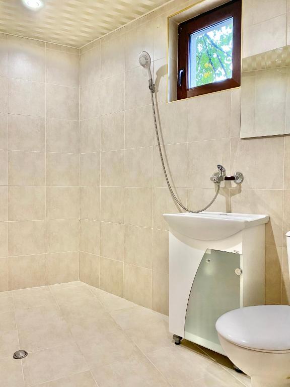 Studio for 4 Guests Next to Mall & Free Street Parking photo 3
