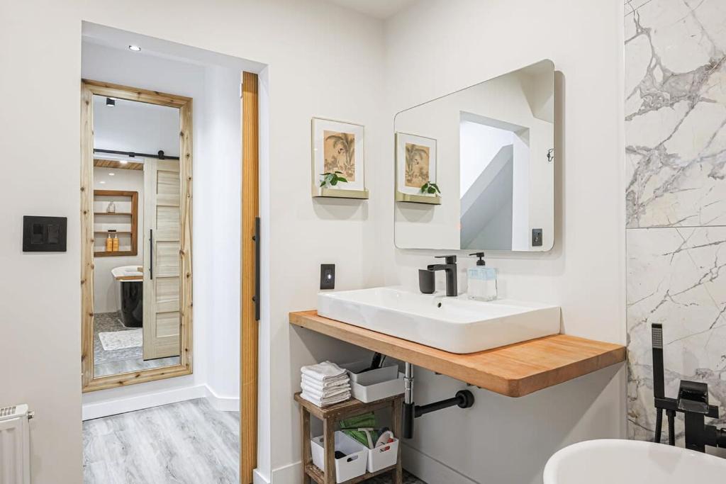 Downtown Oasis-2BR-Spa Bath-Pet Friendly photo 3