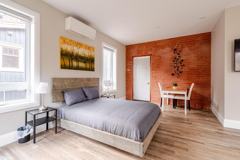 ENTIRE BACHELOR UNIT EN-SUITE ACROSS FROM GOOGLE - br3 — photo 1