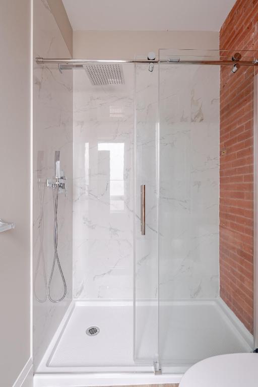 ENTIRE BACHELOR UNIT EN-SUITE ACROSS FROM GOOGLE - br3 photo 3