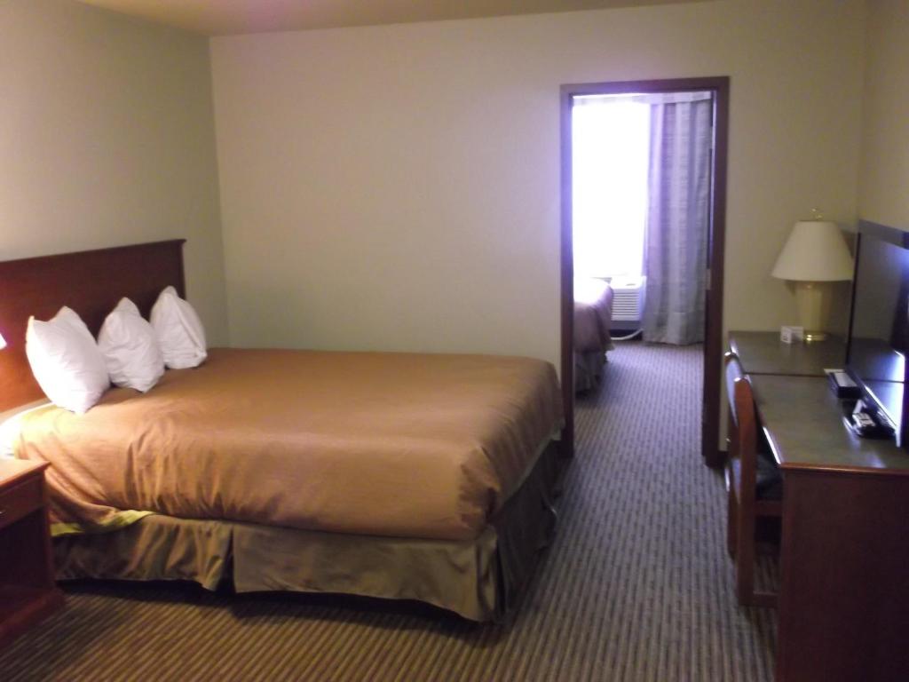 Foxwood Inn and Suites photo 2