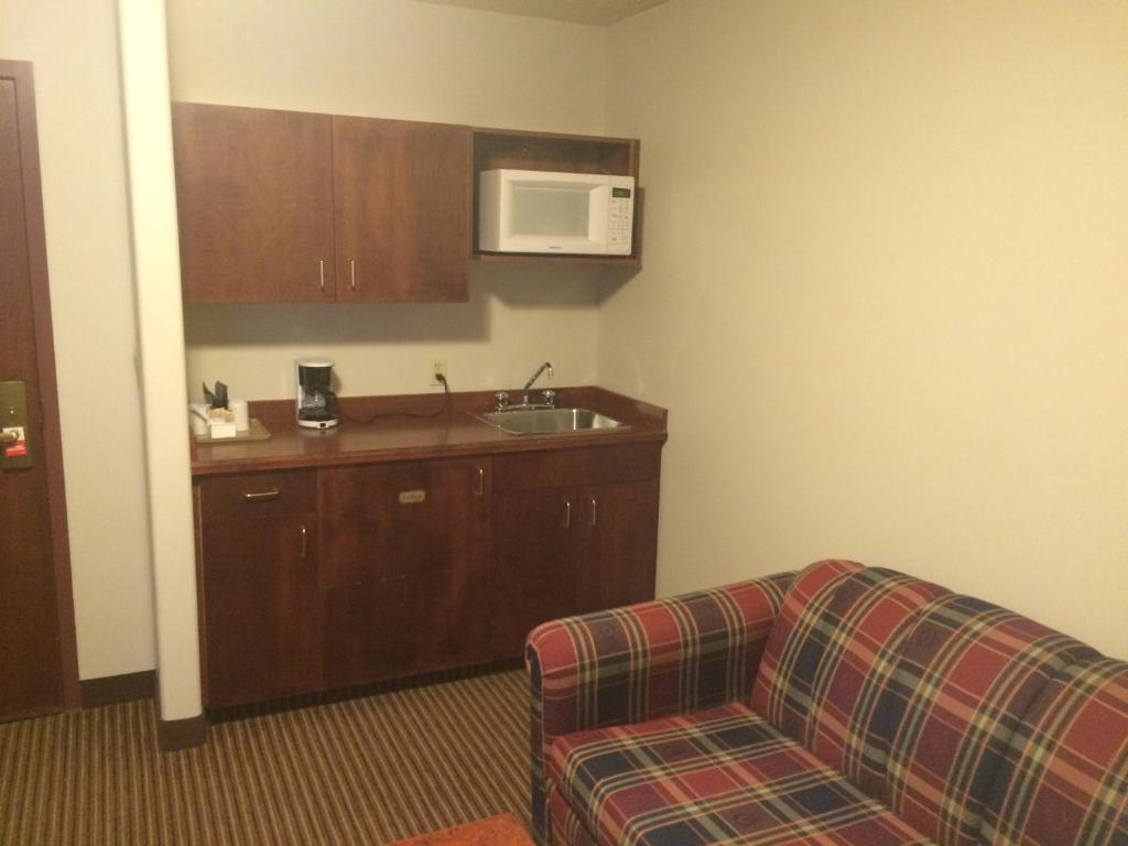 Foxwood Inn and Suites photo 3
